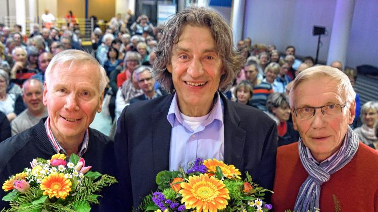 Glückwünsche mal drei: Schauspieler Winfried Glatzeder (M.)  sowie die Zwillingsbrüder Hans-Jürgen (l.) und Klaus-Peter Moritz (r.) aus Schwerin haben gemeinsam am 26. April Geburtstag. Dafür gab es bei der gestrigen Veranstaltung Blumen und nachträgliche Glückwünsche.