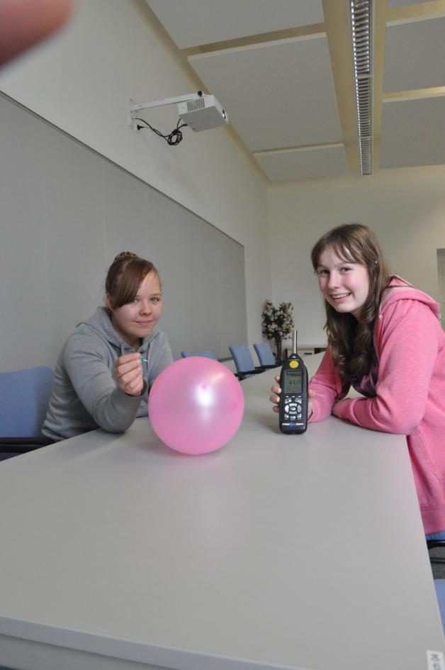 Im Landesamt für Gesundheit und Soziales (Lagus) lernen Hanna Lenhardt (l.) und Gina Dittmer alles zum Thema Lärm. Mit dem Schallpegelmessgerät testen die Mädchen, wie viel Dezibel ein platzender Luftballon erreicht.