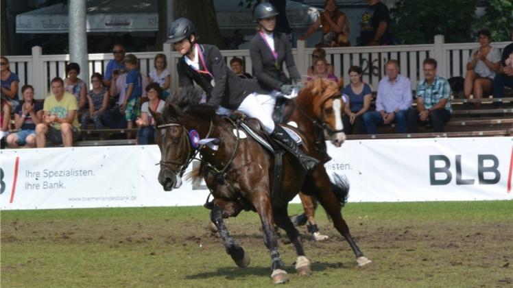 Schwungvolle Ehrenrunde: Nanno Kolhlschein mit Lantinus und Jelde Kolschein mit Giovanni freuten sich im Rasteder Schlosspark über Silber und Bronze in der Oldenburger Landesmeisterschaft der Pony-Springreiter. 