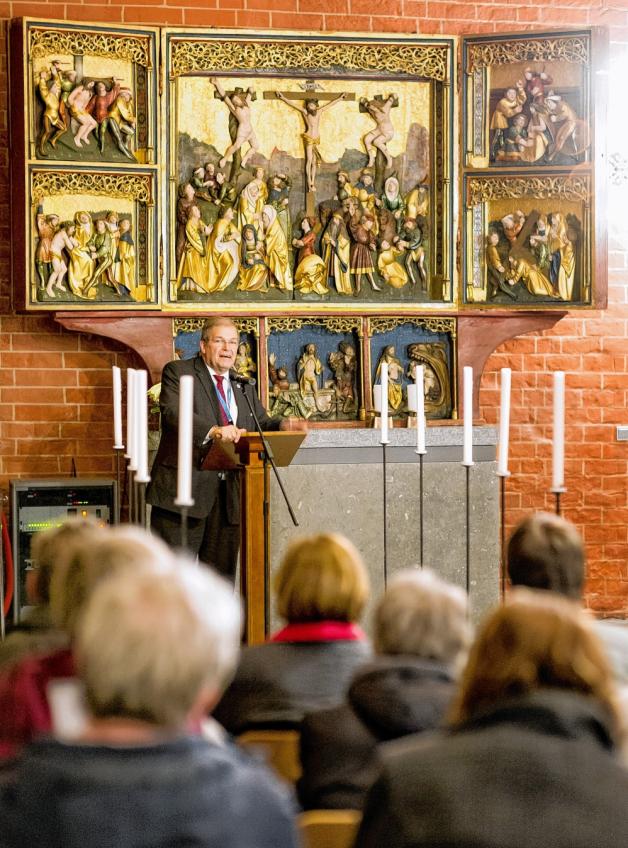 Der ebenso sorgfältig wie aufwändig restaurierte Nonnenaltar in der Rostocker Universitätskirche wurde bei der „Langen Nacht der Wissenschaften” wieder der Öffentlichkeit präsentiert. Rektor Prof. Wolfgang Schareck zeigte sich beeindruckt. Der ebenso sorgfältig wie aufwändig restaurierte Nonnenaltar in der Rostocker Universitätskirche wurde bei der „Langen Nacht der Wissenschaften” wieder der Öffentlichkeit präsentiert. Rektor Prof. Wolfgang Schareck zeigte sich beeindruckt.