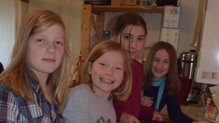 Gemeinsam bereiten Sina, Farah, Clara und Meta (von links) den Flammkuchen vor.   