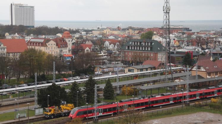 Endlich gehören S-Bahnen wieder zum gewohnten Bild am Bahnhof Warnemünde.  Fotos: mapp 