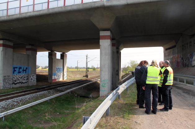 Anschlag auf Bahnstrecke zwischen Riekdahl und Bentwisch: Unbekannte werfen vier brennende Autoreifen auf Gleise