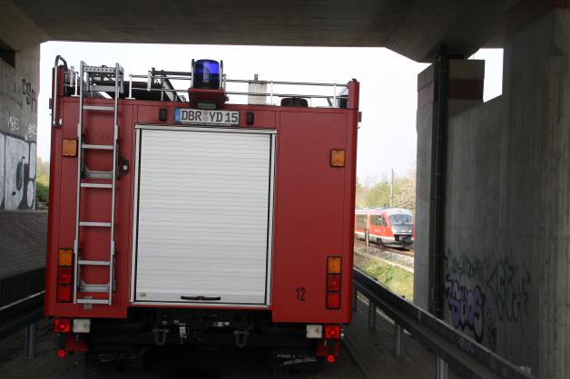 Anschlag auf Bahnstrecke zwischen Riekdahl und Bentwisch: Unbekannte werfen vier brennende Autoreifen auf Gleise