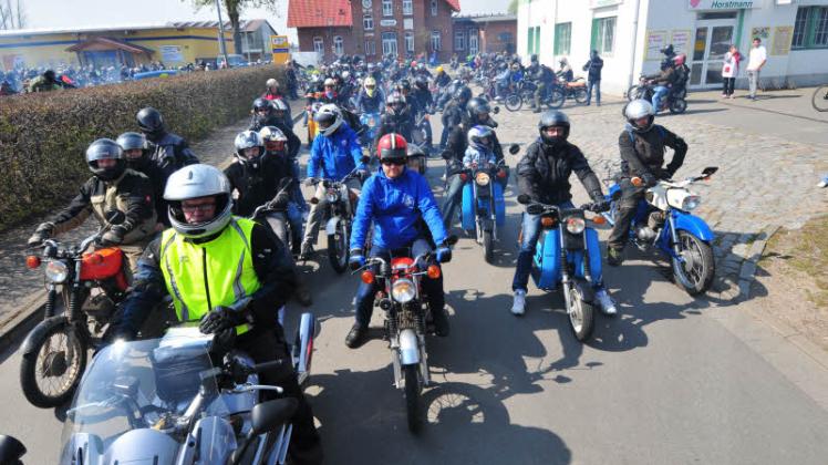 Nach der Hälfte der Strecke machten die Mopeds einen kurzen Stopp am Rehnaer Bahnhof.  Fotos: Maik Freitag (3) 