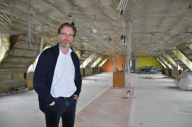 Im Dachgeschoss des einstigen Hotels wird eine Wohngruppe eingerichtet, erklärt Thomas Tweer. Er ist der Geschäftsführer des Diakoniewerkes Neues Ufer Rampe. Fotos: Heidrun Pätzold (3) Im Dachgeschoss des einstigen Hotels wird eine Wohngruppe eingerichtet, erklärt Thomas Tweer. Er ist der Geschäftsführer des Diakoniewerkes Neues Ufer Rampe. Fotos: Heidrun Pätzold (3)
