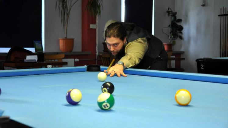 Übung macht den Meister: Marc Trepte trainiert wöchentlich zwei- bis dreimal an den Pool- und Snooker-Tischen. 