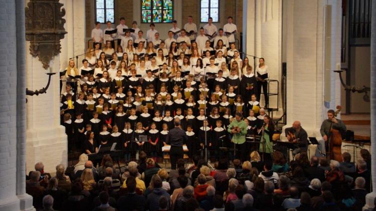 Die drei Chöre der St.-Johannis-Kantorei begeisterten ihre Zuhörer beim Benefizkonzert.  