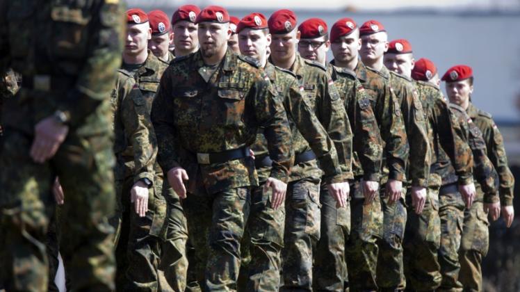 Soldaten marschieren in Hagenow  