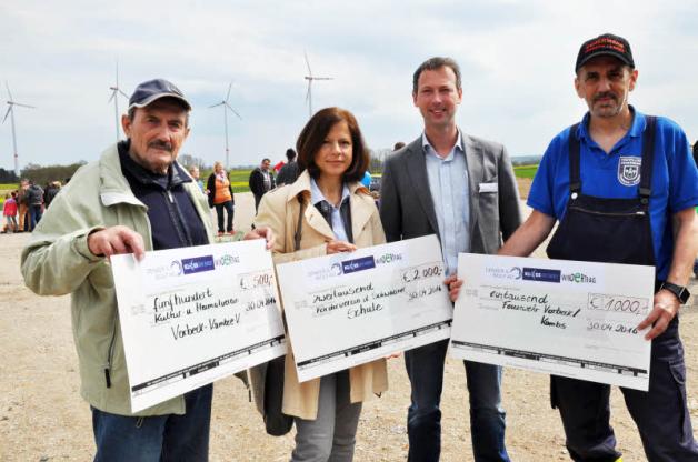 Peter Parlow, Petra Paul (1.2.v.l) sowie Jörg Engel (r.) nahmen für ihre Vereine die Spendenschecks von Miachel Doss entgegen.
