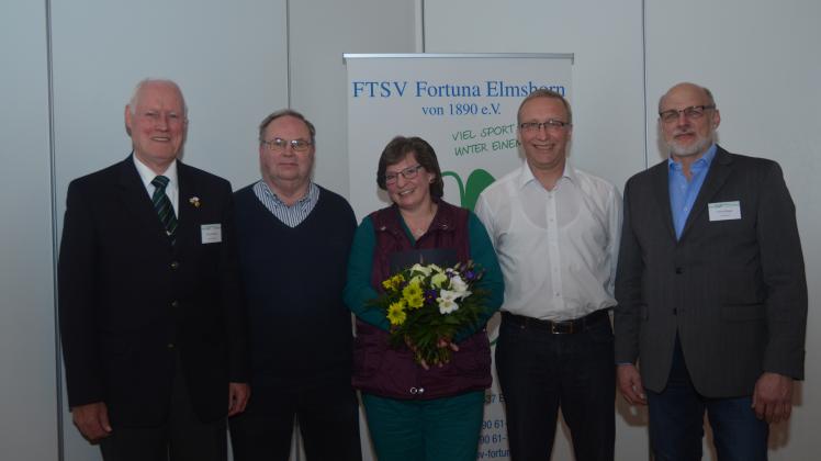 Delegiertenversammlung des FTSV Fortuna Elmshorn: Die Vorstandsmitglieder Dierk Paulsen (links) und Frank Meyer (rechts) nehmen die neuen Ehrenmitglieder Lothar Kalenka, Kerstin Babel und Manfred Lohse (von links). 