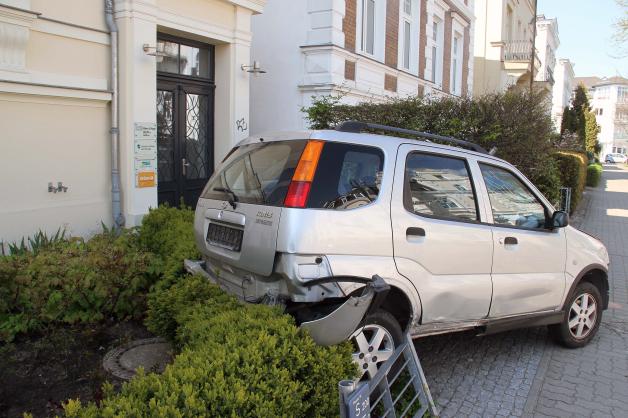 Irrfahrt mit hohem Schaden in Rostock: Rentner brettert mit 80 km/h durch Thomas-Mann-Straße und fliegt vor Hauseingangstür - Angeleinter Hund wird zerdrückt Irrfahrt mit hohem Schaden in Rostock: Rentner brettert mit 80 km/h durch Thomas-Mann-Straße und fliegt vor Hauseingangstür - Angeleinter Hund wird zerdrückt