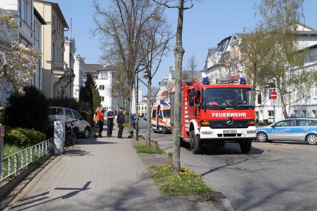 Irrfahrt mit hohem Schaden in Rostock: Rentner brettert mit 80 km/h durch Thomas-Mann-Straße und fliegt vor Hauseingangstür - Angeleinter Hund wird zerdrückt