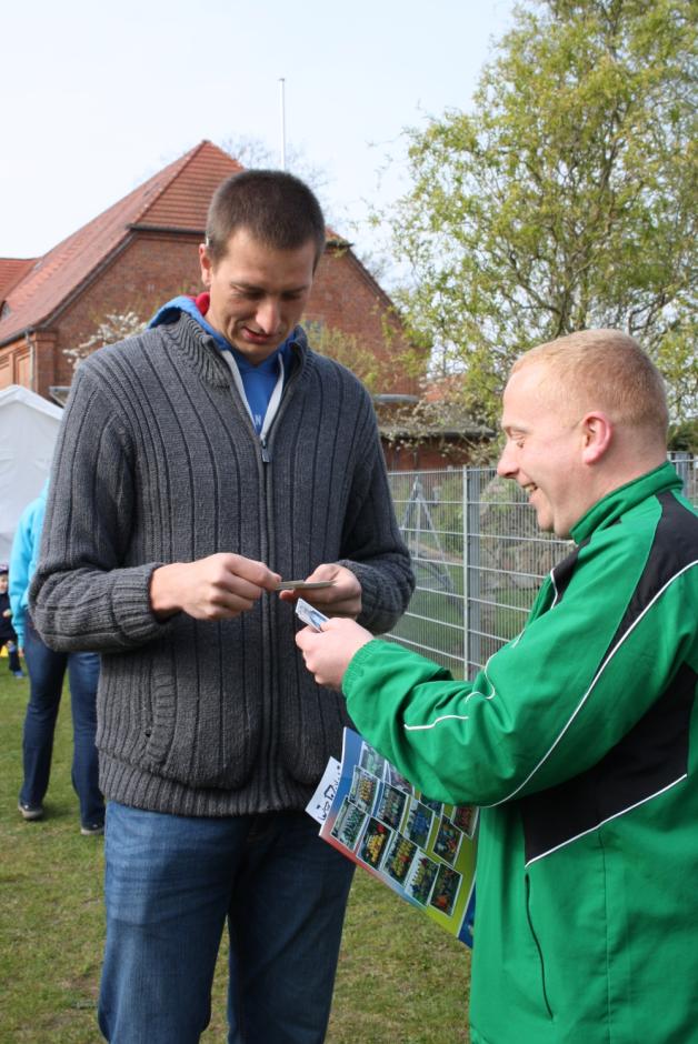 Sebastian Schemmert (l.) war unter den ersten Käufern des Stickeralbums und sichtete gleich im Anschluss mit Trainer Remo Sahm die Klebe-Bilder. Sebastian Schemmert (l.) war unter den ersten Käufern des Stickeralbums und sichtete gleich im Anschluss mit Trainer Remo Sahm die Klebe-Bilder.