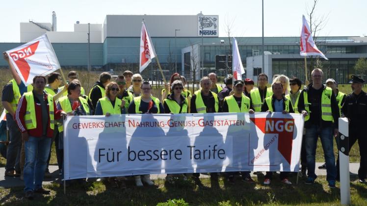 Fordern gleiche Löhne: Mehr als 100 Beschäftigte des Nestlé -Werkes Schwerin zogen zum Warnstreik vors Werktor. 