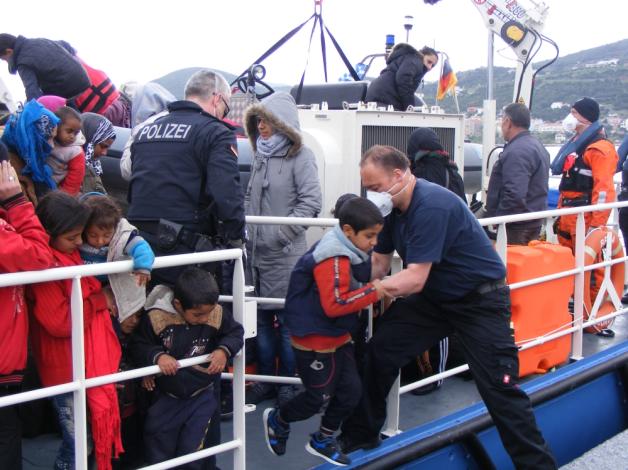 Bundespolizist Stephan Wieck hievt einen Jungen an Bord des Kontrollbootes, das bei der Sicherung der EU-Außengrenzen und Menschenrettung hilft.  