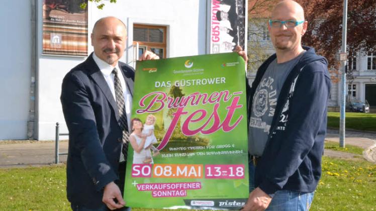 Wilfried Minich und Mario Kohlhagen vom Gewerbeverein laden zum Brunnenfest ein.  