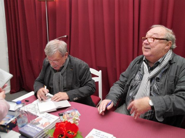Autogrammstunde mit „Herbert“ und „Herbert“ nach dem 110-Lese-Einsatz.  Fotos: monika maria degner 