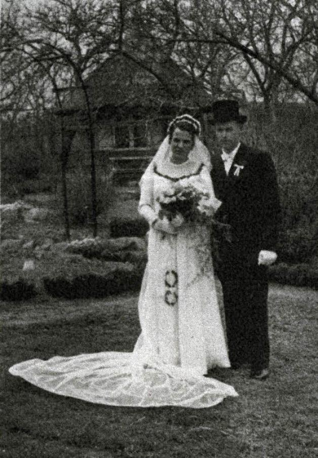 Das Hochzeitsfoto: Ursula und Fritz Kröpelin in ihrem Garten in Wittenförden.  