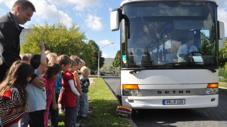 Das war einmal: Frank Rüdiger-Gottschalk hat für Abc-Schützen Busschulen durchgeführt, damit die Kleinen sicher ein- und aussteigen. Künftig bietet er nur noch Reiseverkehr an. 
