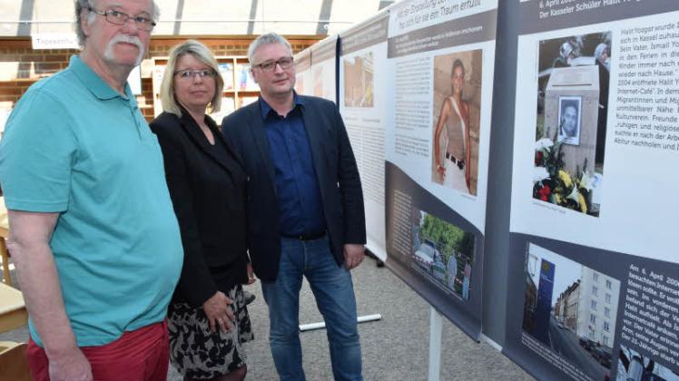 Albert Leuschner, Ute Dirks und Sönke Rix (v. l.) rufen zum Besuch der Ausstellung in der Stadtbücherei auf. Sie appellieren an die Bürger, gegen Rechtsextremismus und Fremdenfeindlichkeit einzutreten. 
