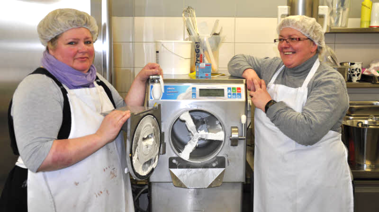 Für Hof-Chef Rudi Denissen sind sie die „Guten Eisfeen“: Dagmar Bachert aus Rastow (l.) und Gabriele Eggert aus Neu Zachun. 