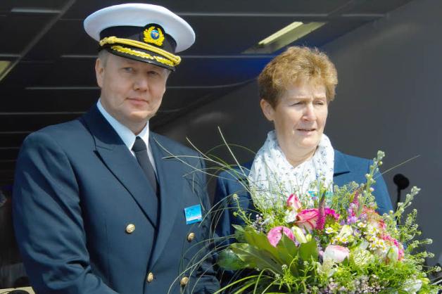 Taufpatin Ines Rehberg und „Berlin“-Kapitän Hartmut Adam bei der Zeremonie in Rostock Taufpatin Ines Rehberg und „Berlin“-Kapitän Hartmut Adam bei der Zeremonie in Rostock