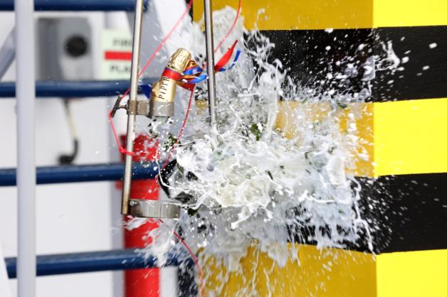Bei der Taufe zerschellt eine Sektflasche an Bord des Schiffes. Bei der Taufe zerschellt eine Sektflasche an Bord des Schiffes.