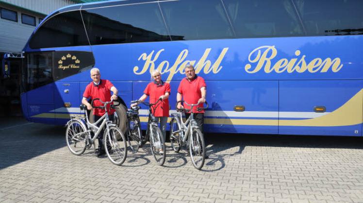 Kofahl Reisen ist bei der Warnowtour wieder mit von der Partie: Busfahrer André Petereit (v. l.), Geschäftsführerin Heidrun Kofahl und Busfahrer Franz Plundrich.  