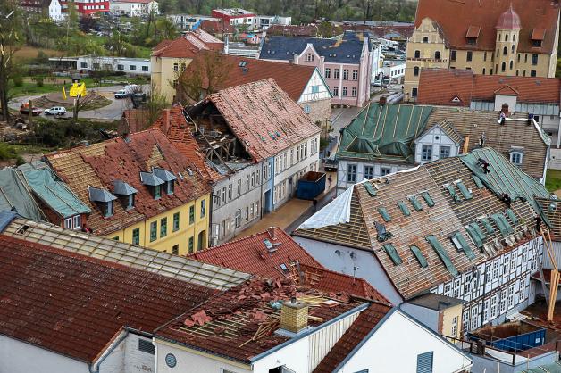 Ein Blick auf die Dächer zeigte das ganze Ausmaß der Katastrophe. Doch Bützow hatte dennoch enormes Glück: Trotz großer Schäden waren nur wenige Verletze zu beklagen.