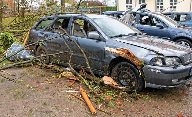 Etliche Autos wurden durch den Wirbelsturm völlig zerstört. Etliche Autos wurden durch den Wirbelsturm völlig zerstört.