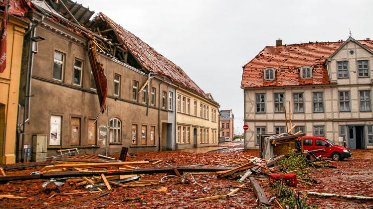 Der Anblick erinnerte viele Bützower an Bilder nach einem Luftangriff: Zerstörte Häuser, die Straßen rot von Ziegeln. 