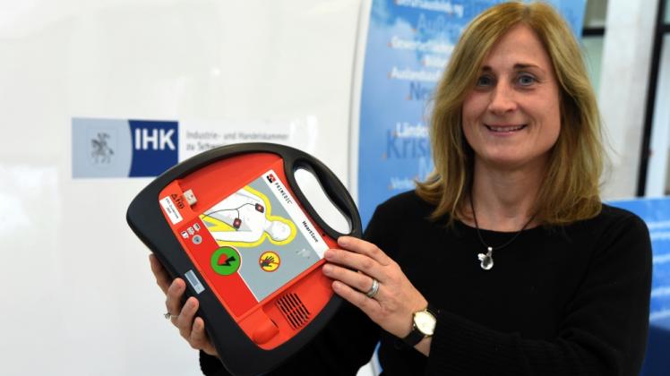 Auch bei der Industrie- und Handelskammer gibt es einen Defibrillator. Mitarbeiterin Susann Hoß zeigt das Gerät.  