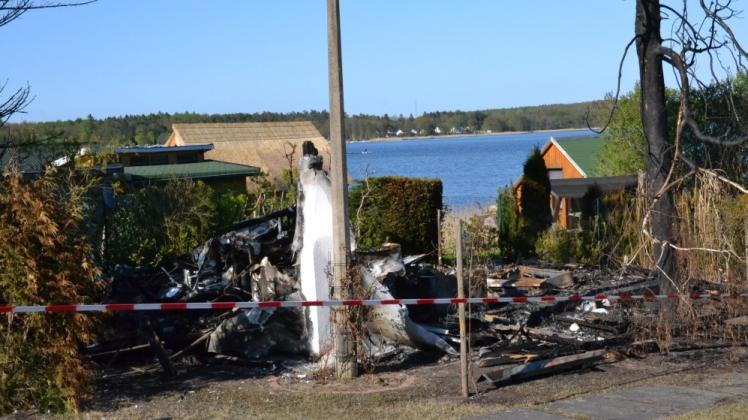 Der Holzbungalow an der Güstrower Chaussee in Krakow am See wurde ein Opfer der Flammen.  