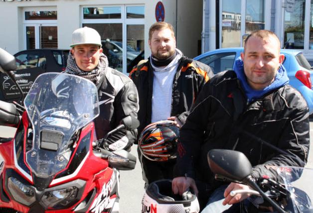 Pferdestärken: Schönes Wetter und Motorradtouren sind die Leidenschaften von Steffen Lehmann, Bastian Schönhoff und Niko Meier (v. l.). Pferdestärken: Schönes Wetter und Motorradtouren sind die Leidenschaften von Steffen Lehmann, Bastian Schönhoff und Niko Meier (v. l.).
