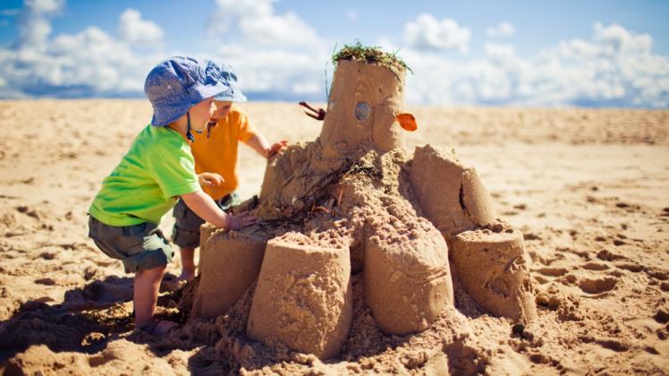 Mit Sand, Wasser und Dekomaterialien  lassen kleine und große Baumeister imposante Sandskulpturen entstehen.  
