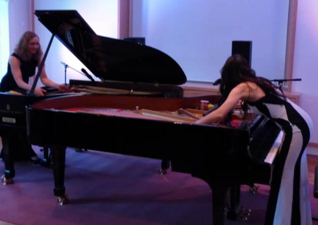 Bei Konzertflügel, so bewiesen es Jennifer Rüth (r.) und Anne Folger, erzeugt nicht nur die Tastatur gute Klänge.