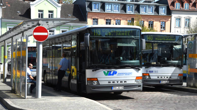 Haltepunkt Hauptbahnhof: Noch fahren Busse aus dem Umland den Platz direkt an.  
