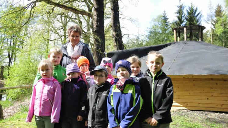 Naturspielplatz für die Jüngsten: Die Vorschulkinder der Kita Dallmin nahmen die komplett aufgebaute Köhlerhütte als erste in Augenschein.  