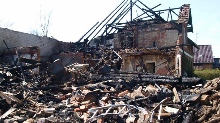 Bild der Zerstörung: Der Sachschaden des Großbrands in der Straße „Im Eck“ wird auf 100  000 Euro geschätzt. 
