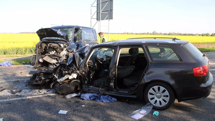 Drei Schwerverletzte bei Frontalzusammenstoß zweier Autos auf B 105 in Mönchhagen - Retter im Großeinsatz
