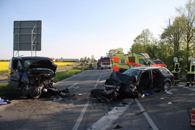 Drei Schwerverletzte bei Frontalzusammenstoß zweier Autos auf B 105 in Mönchhagen - Retter im Großeinsatz