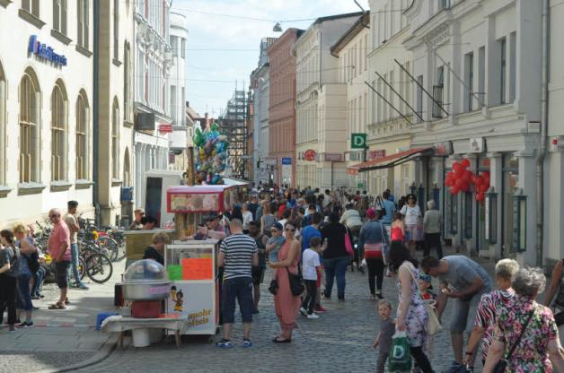 Offene Geschäfte und volle Fußgängerzone – so wie gestern wünscht es sich der Gewerbeverein Güstrow auch beim MV-Tag. 