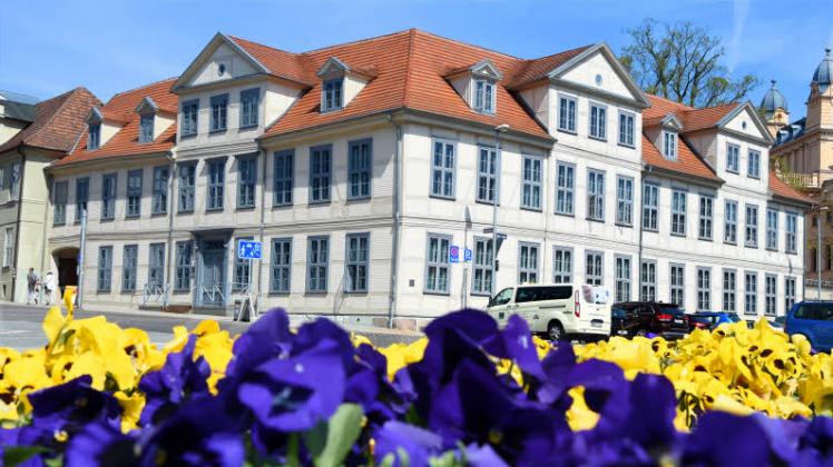 Das Fachwerkhaus an der Ecke Schlossstraße, Alter Garten  diente zeitweilig sogar als Residenz der Herzöge von Mecklenburg.  