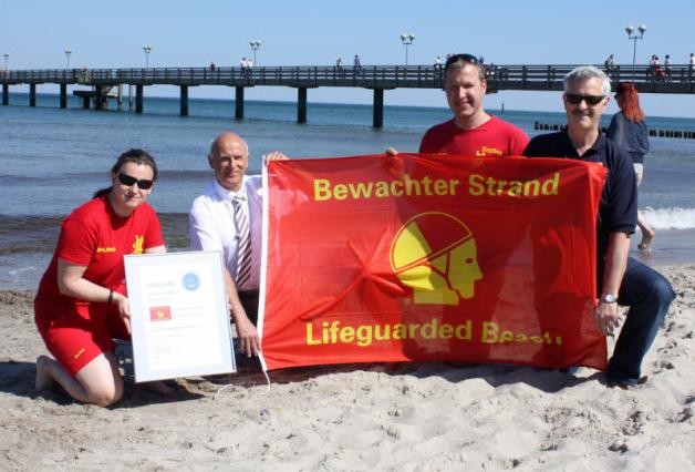Eine Auszeichnung für den sicheren Graal-Müritzer Strand überreicht Dr. Detlef Mohr (2. v. l.) an Anne Schierz , Steffen Otto und Kurdirektor Dr. Bernd Kuntze (r.).