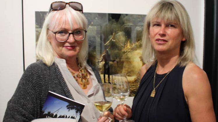 Die Kunst und Warnemündes Kulturprogramm begeistern Edith Geiger (l.) und Birgit Kurth immer wieder. Deshalb waren sie auch bei der Vernissage dabei.  