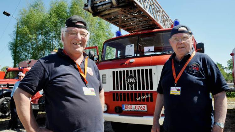 Jörg Jacobs und Willy Waligara vom Feuerwehrverein Bad Doberan vor der DL 30. Die Bezeichnung sagt aus, dass die Drehleiter 30 Meter ausgefahren werden kann. Das Fahrzeug war 1974 auf der Leipziger Messe zu sehen. Ein Jahr später übernahm es die Doberaner Wehr.