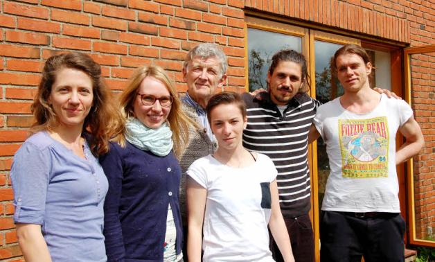 Ein eingeschworenes Team mit Regisseur, Drehbuchautor und Produzent Otmar Biernat (2.v.r.) vor dem Haus in Westerholz.