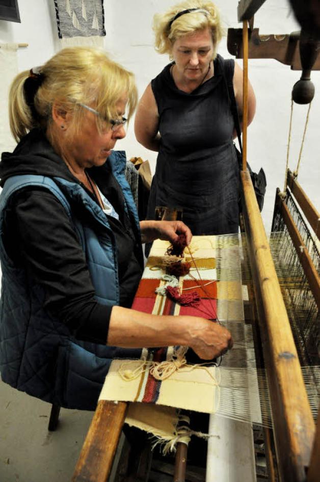 Anneli Fritzsche zeigt die Arbeit an einem 300 Jahre alten Webstuhl. Kerstin Lange ist aus Rostock nach Rühn gekommen. Anneli Fritzsche zeigt die Arbeit an einem 300 Jahre alten Webstuhl. Kerstin Lange ist aus Rostock nach Rühn gekommen.