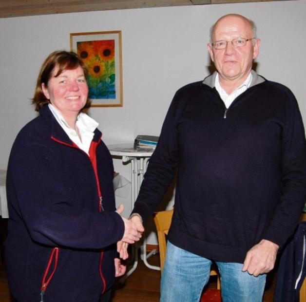 Maren Block gratulierte Peter Tramm zur Wiederwahl als Vorsitzender des Reitclubs Damp. Foto: Steinmmetz